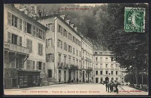 AK Eaux-Bonnes, Les Basses-Pyrénées, Place de la Mairie et Jardin Darralde