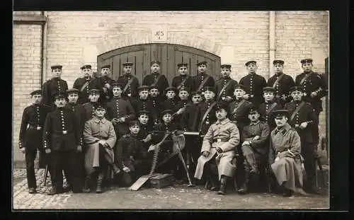 AK Soldaten der Infanterie in Uniform mit Maschinengewehr