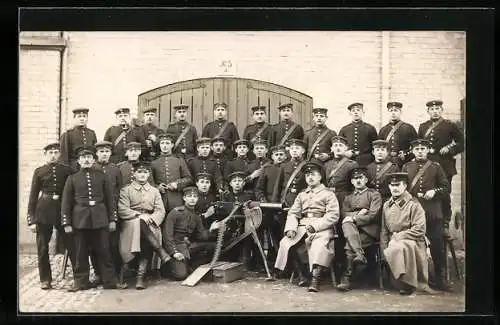 AK Soldaten der Infanterie in Uniform mit Maschinengewehr