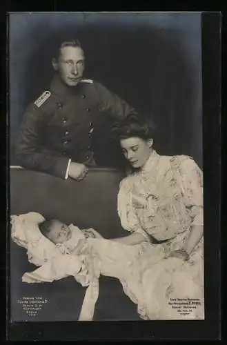 Foto-AK Kronprinz Wilhelm von Preussen mit Prinzessin Cecilie und Kind