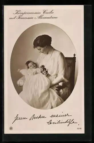 AK Kronprinzessin Cecilie mit Prinzessin Alexandrine auf dem Arm in jungen Jahren