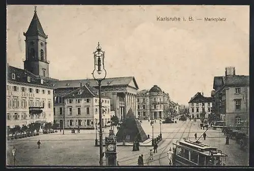 AK Karlsruhe, Marktplatz mit Obelisk und Strassenbahnen