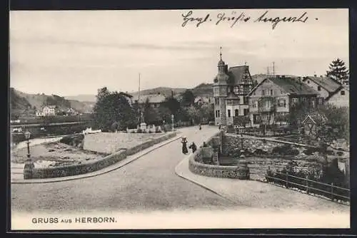 AK Herborn / Dillkreis, Strassenpartie mit Passanten