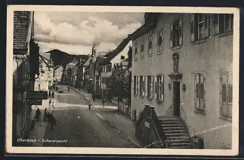 AK Oberkirch / Schwarzwald, Blick auf die Strasse mit einigen Passanten