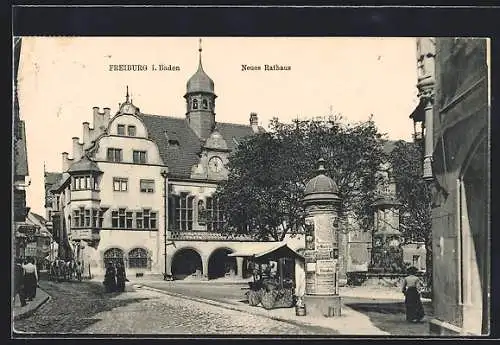 AK Freiburg / Breisgau, Neues Rathaus, Ortspartie mit Litfasssäule und Strasse