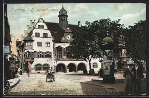 AK Freiburg / Breisgau, Neues Rathaus mit Litfasssäule und Denkmal