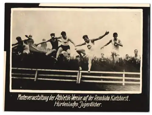 Fotografie Ansicht Karlshorst, Musterveranstaltung der Athletik-Vereine auf der Rennbahn, Hürdenlaufen Jugendlicher