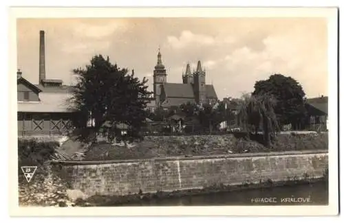 Fotografie unbekannter Fotograf, Ansicht Königgrätz - Hradec Kralove, Uferpartie und Kathedrale