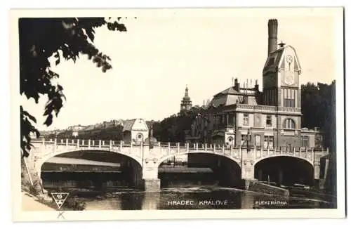 Fotografie unbekannter Fotograf, Ansicht Königgrätz - Hradec Kralove, Wehr mit Brücke & Elektrizitätswerk