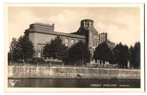 Fotografie unbekannter Fotograf, Ansicht Königgrätz - Hradec Kralove, Museum am Flussufer