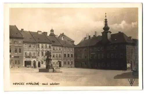 Fotografie unbekannter Fotograf, Ansicht Königgrätz - Hradec Kralove, Marktplatz mit Geschäftshäusern