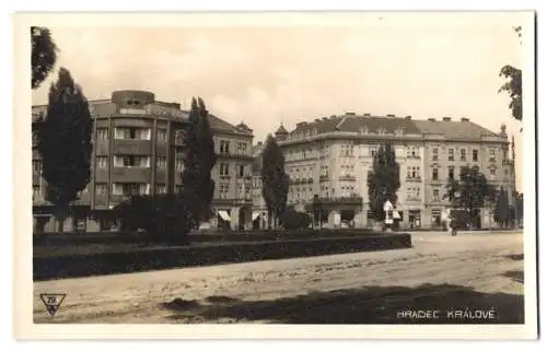 Fotografie unbekannter Fotograf, Ansicht Königgrätz - Hradec Kralove, Strassenansicht mit Bankhaus