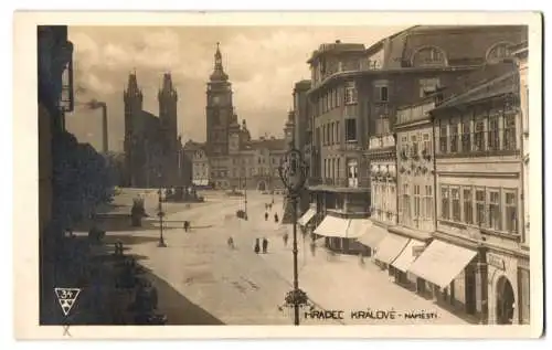 Fotografie unbekannter Fotograf, Ansicht Königgrätz - Hradec Kralove, Stadtplatz mit Ladengeschäften