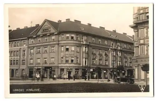 Fotografie unbekannter Fotograf, Ansicht Königgrätz - Hradec Kralove, Bankhaus Slavia & Ladengeschäfte