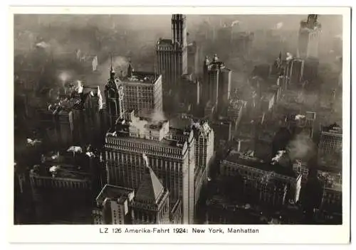 Fotografie unbekannter Fotograf, Ansicht New York City - Manhattan, Luftschiff Zeppelin LZ-126 über Hochhäusern