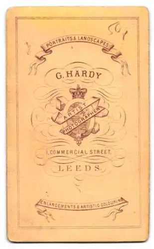 Fotografie G. Hardy, Leeds, Commercial Street 1, Dame in elegantem Kleid