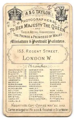 Fotografie A. & G. Taylor, London, Regent Street 153, Porträt einer ernsten Dame