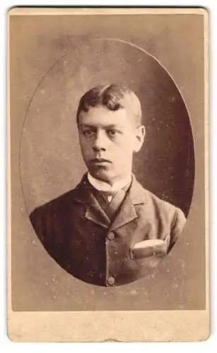 Fotografie T. Nesbitt, Blandford, Market Place, Porträt eines jungen Mannes