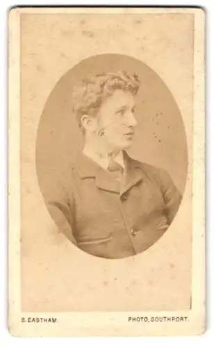 Fotografie S. Eastham, Southport, Lord Street 217, Porträt eines jungen Mannes im Anzug