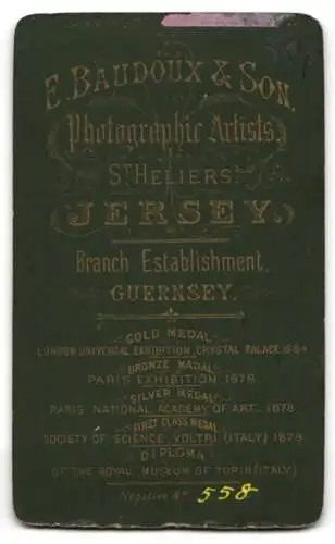 Fotografie E. Baudoux & Son, Jersey, St. Heliers, Porträt einer Frau im dunklen Kleid