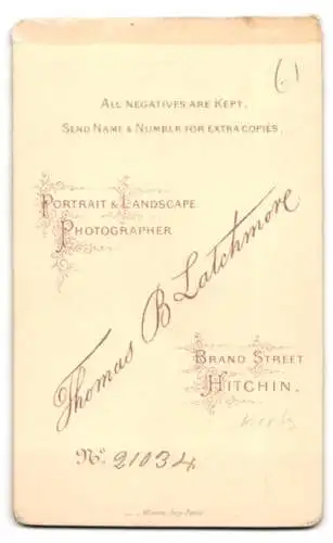 Fotografie Thomas B. Latchmore, Hitchin, Brand Street, Frau in elegantem Kleid mit Buch