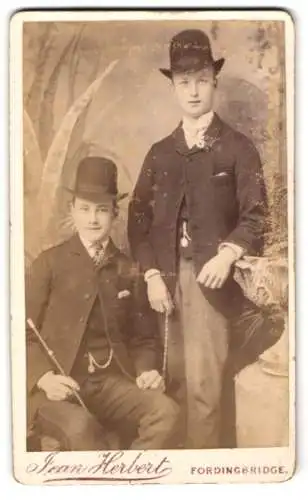 Fotografie Jean Herbert, Fordingbridge, Zwei elegante Herren in Anzügen mit Zylinderhüten