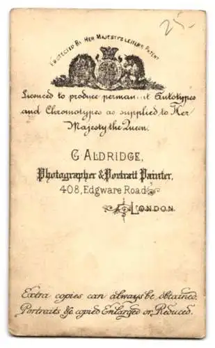 Fotografie G. Aldridge, London, Edgware Road 408, Frau sitzt mit Buch