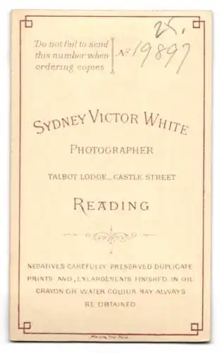 Fotografie Sydney Victor White, Reading, Talbot Lodge Castle Street, sitzender Mann mit Buch