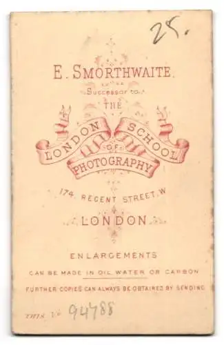 Fotografie E. Smorthwaite, London, Regent Street 174, Porträt eines jungen Mannes in Anzug