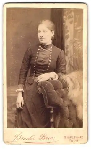 Fotografie Brooks Bros., York, Micklegate 12, Junge Frau in elegantem Kleid