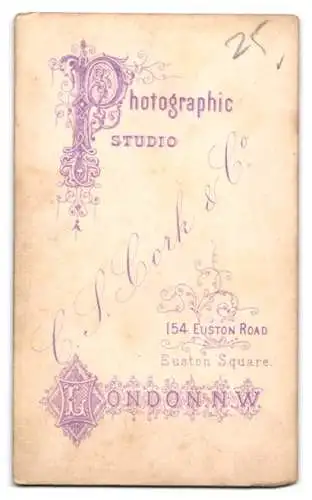 Fotografie C.S. Cork & Co., London, 154 Euston Road, Porträt einer jungen Frau