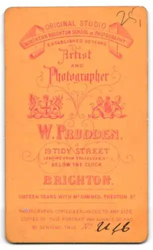 Fotografie W. Prudden, Brighton, Tidy Street 19, Dame mit Hut und Pflanzen