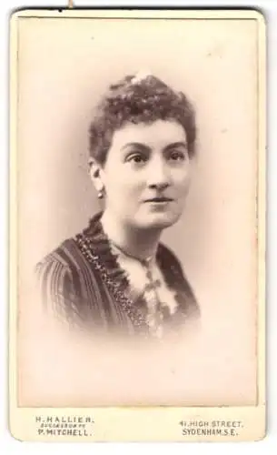 Fotografie H. Hallier, Sydenham, 41 High Street, Porträt einer Dame mit kurzem Haar