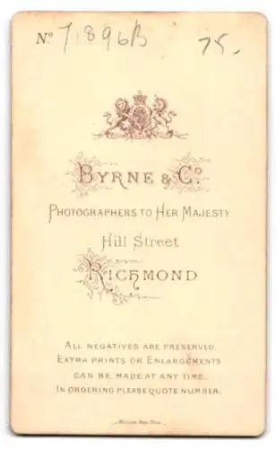 Fotografie Byrne & Co, Richmond, Hill Street, Porträt eines jungen Mannes im Anzug