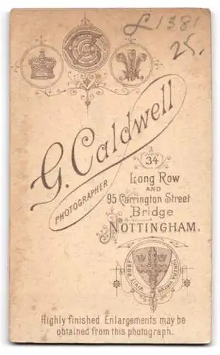 Fotografie G. Caldwell, Nottingham, Long Row 34, Portrait eines jungen Mannes mit Blumenanstecker