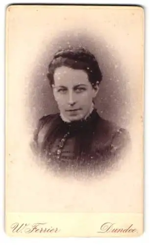 Fotografie W. Ferrier, Dundee, 1 Tally Street, Porträt einer Frau in dunklem Kleid