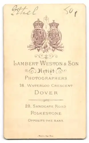 Fotografie Lambert Weston & Son, Dover, 18 Waterloo Crescent, Porträt eines Mädchens auf einem Sessel