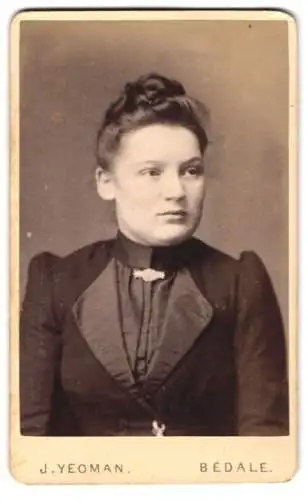 Fotografie J. Yeoman, Bedale, Market Place, Porträt einer jungen Frau in dunklem Kleid