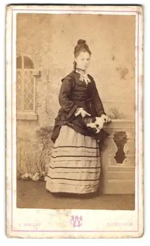 Fotografie C. Wright, Edinburgh, Cockburn Street 54, Frau in viktorianischer Kleidung an einem Steinsockel