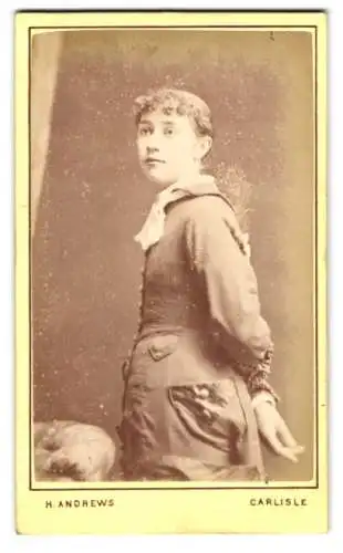 Fotografie H. Andrews, Carlisle, Sheffield Street 46, Porträt einer jungen Frau im Profil