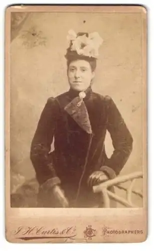 Fotografie J.H. Curtis & Co., London, 30 Albany Road, Stehende Dame mit Blumenhut