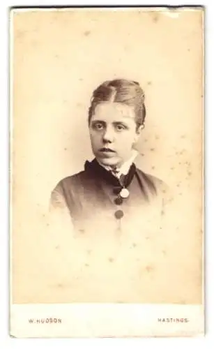 Fotografie W. Hudson, Hastings, White Rock Place 25, Porträt einer jungen Dame