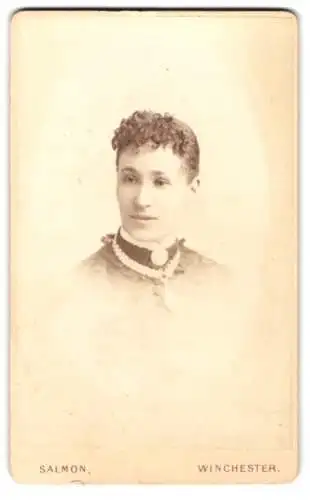 Fotografie Henry W. Salmon, Winchester, High Street 77, Porträt einer jungen Frau