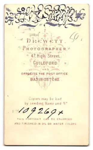 Fotografie D. R. Witt, Guildford, High Street 47, elegante Dame im viktorianischen Kleid