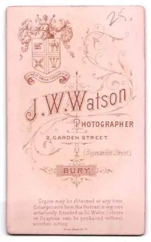 Fotografie J.W. Watson, Bury, Garden Street 2, sitzende Frau in elegantem Kleid