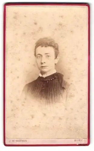 Fotografie J. W. Watson, Bury, Garden Street 2, Portrait einer Frau in dunkler Kleidung