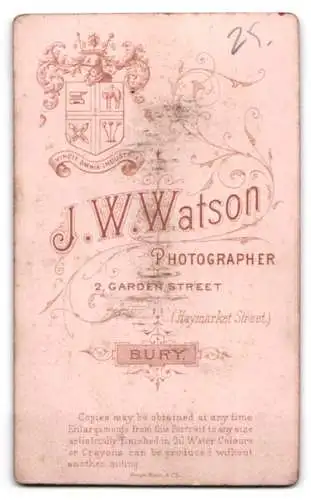 Fotografie J. W. Watson, Bury, Garden Street 2, Portrait einer Frau in dunkler Kleidung