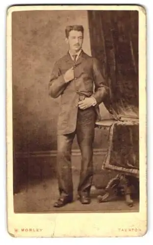 Fotografie W. Morley, Taunton, East Street 27, Ein eleganter Herr in festlicher Kleidung