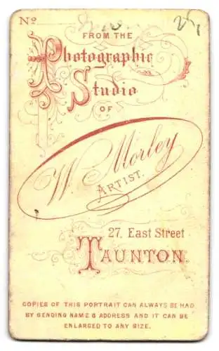 Fotografie W. Morley, Taunton, East Street 27, Ein eleganter Herr in festlicher Kleidung