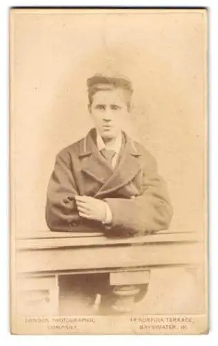 Fotografie London Photographic Company, Bayswater, 1B Norfolk Terrace, junger Mann in Uniform